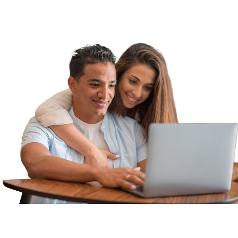 Pareja feliz revisando laptop