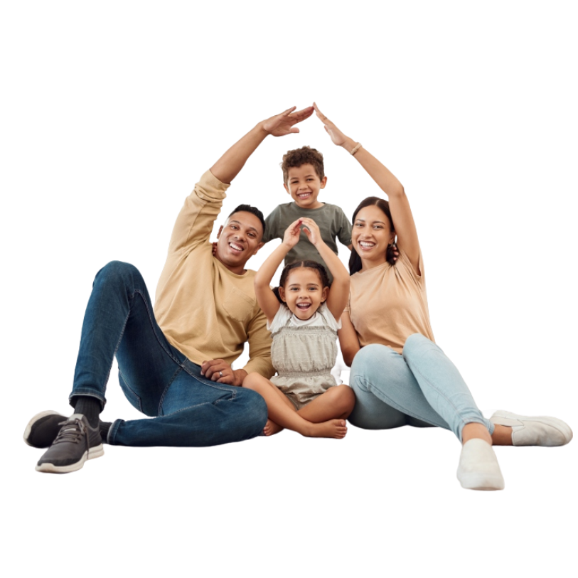 Familia feliz formando un techo con sus brazos